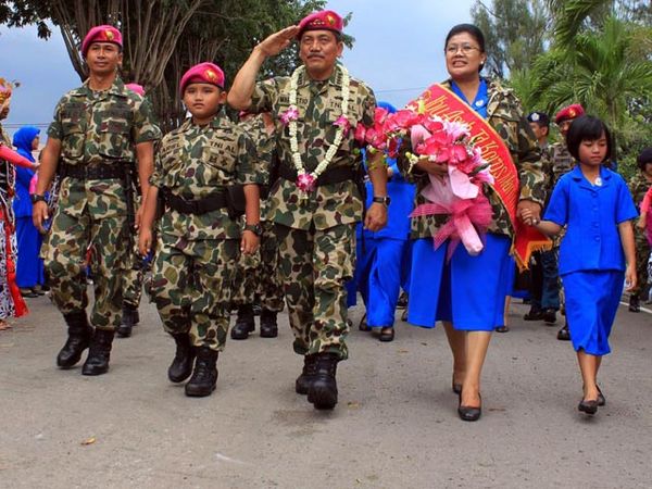 Ribuan Prajurit Marinir Lepas Laksamana TNI Marsetio