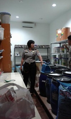 Polrestabes Bandung Geledah Rumah yang Produksi Kosmetik Ilegal di Cipaku