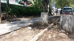 Berbulan-bulan Warga Bandung Terpaksa Berjalan di Trotoar Amburadul Ini