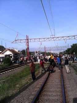 Kesal Tak Mendapat Tiket, Penumpang Demo Tutup Rel Kereta di Stasiun Tambun