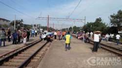 Penampakan Penumpang Kereta di Tambun yang Demo dengan Duduk di Rel