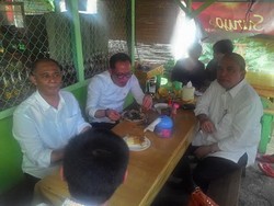 Sepulang Sidang Kabinet, Menaker Hanif Makan di Warteg