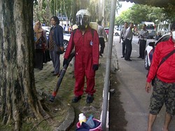 Banyak Lalat, Ruang Identifikasi Korban AirAsia di Surabaya Disemprot