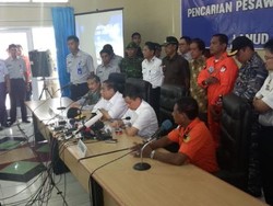 Posisi Ekor AirAsia QZ8501 Terbalik dan Terendam Lumpur