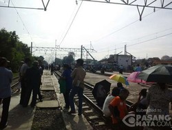 Sambil Berpayung, Ibu-ibu ini Ikut Blokir Rel Kereta di Stasiun Tambun