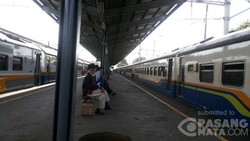 KA Parahyangan dan Cireks Tak Bisa Lewat Akibat Pemblokiran Rel di Tambun