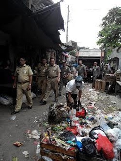 Blusukan ke Pasar JT21, Walikota Jaktim Perintahkan Sampah Diangkut