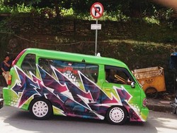 Tak Hanya di Bemo, Flurry Artz Juga Ngebom di Angkot dan Truk