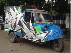 Street Artist Asal Bogor Bikin Grafiti di Bemo
