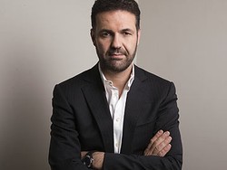 Khaled Hosseini Bela Penerjemah The Kite Runner yang Ditangkap Polisi