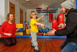 Idap Penyakit Langka, Bocah Ini Bisa Berjalan Lagi dengan Seragam Astronot