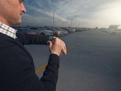 Canggih, Pakai Jam Bisa Menyalakan Mesin Mobil