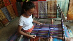 Sst, Kain Cantik Ini Buatan Perawan Desa Sade