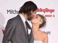Kaley Cuoco Cium Mesra Suami di Premiere 'The Wedding Ringer'