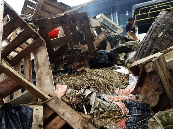 Sampah Menggunung di Pasar Kramat Jati