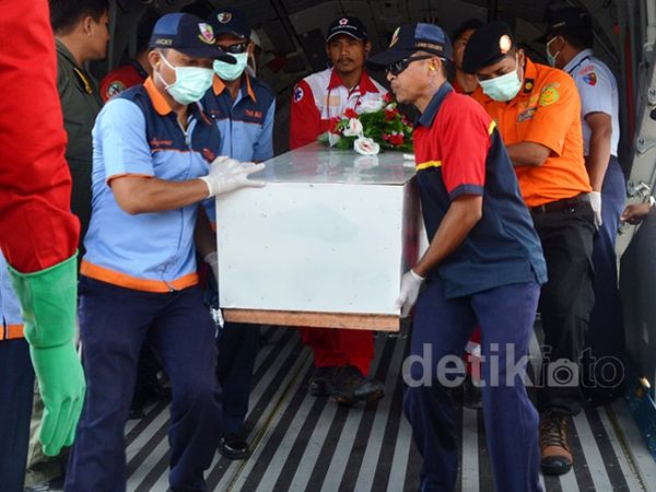 Jenazah Penumpang AirAsia Diterbangkan ke Surabaya