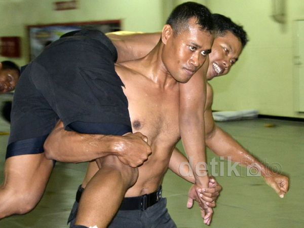 Ini Cara Penyelam Agar Tetap Fit di Kapal