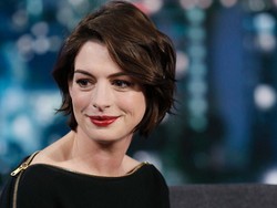 Anne Hathaway Ungkap Soal Kebiasaan Merokok