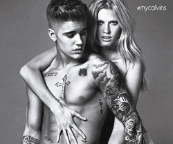 Tanpa Busana, Justin Bieber Mesra dengan Lara Stone di Iklan Underwear CK