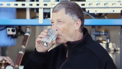 Bill Gates Minum dari Kotoran Manusia!