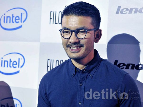 Santai Bergaya Casual ala Rio Dewanto