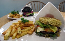 The Stacks Burger: Ada Perpaduan Rasa Unik dalam Burger Mie dan Burger Hitam