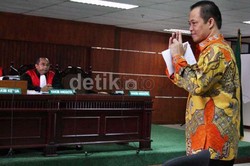 Dikonfrontir dengan Eks Sopir, Muhtar Ependy Bantah Antar Duit ke Akil