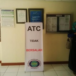 Sebuah Standing Banner Tegak di Bandara Juanda: ATC Tidak Bersalah