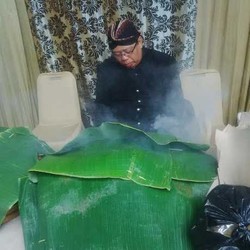 Upacara Adat Jawa Terselip di Pemakaman Jenazah Korban AirAsia di Adi Jasa