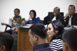 Liza Sako No Comment Soal Kabar Pernikahan dengan Romi Herton