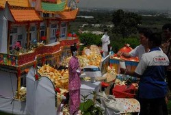 Jenazah The Meiji Thejakusuma dan Anaknya Dimakamkan Berdampingan