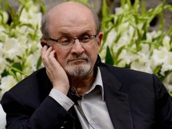 Novelis Salman Rushdie Dukung Kebebasan Satire di Prancis