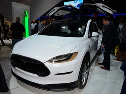 Model X, Crossover Listrik Tesla di Masa Depan