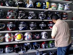 Helm Standar Enggak Modis dan Tidak Pas di Kepala