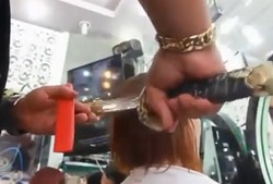 Awas Kepala! Salon di Vietnam Potong Rambut Pakai Pedang