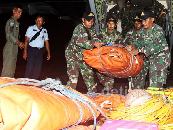 Lifting Bag untuk Angkat Ekor AirAsia