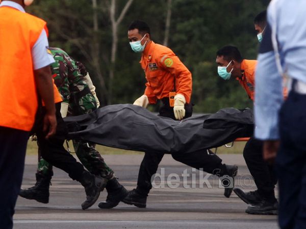 Jenazah ke-41 Korban AirAsia Dievakuasi