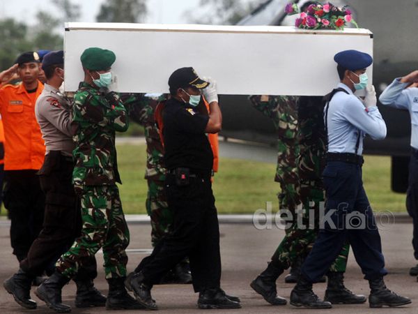 2 Jenazah Korban AirAsia Diterbangkan ke Surabaya