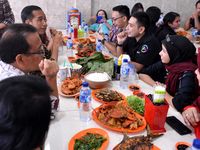 Jokowi Makan Siang Bareng Wartawan