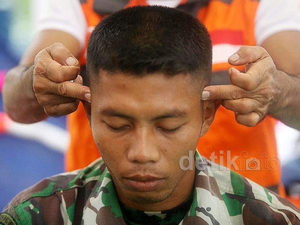 Pijat Gratis untuk Tim SAR AirAsia