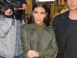 Ejek Tubuh Kim Kardashian, Charlie Sheen Minta Maaf