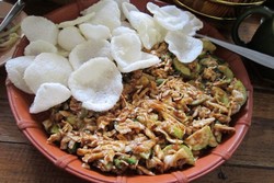 Makan Siang Sedap dengan Karedok Khas Sunda yang Renyah Gurih