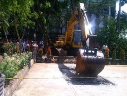 Kerahkan Alat Berat, Ridwan Kamil Pimpin Pembongkaran Basement Mal PVJ