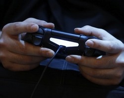 Ampun! Asyik Ngegame, Pria Ini Lupa ke Pernikahannya Sendiri