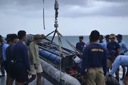 Tali dan Floating Bag Sudah Terpasang, Ekor AirAsia Diangkat Malam Nanti