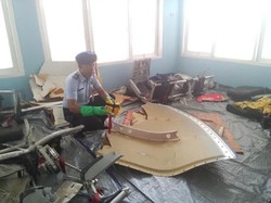 Serpihan dari KN SAR Pacitan Diduga Bagian AirAsia QZ8501 Dekat Sayap