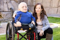 Kisah Mindie, Jatuh Cinta dan Menikah dengan Pria yang Tingginya 60 Cm