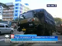 Sopir Mengantuk, Truk Nyangkut di Pembatas Fly Over