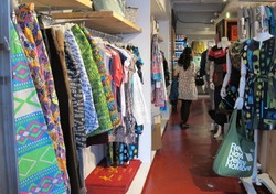 Oleh-oleh VS Titipan, Lebih Repot Mana?