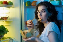 Mau Turun Berat Badan? Hilangkan 5 Kebiasaan Ini Saat Makan